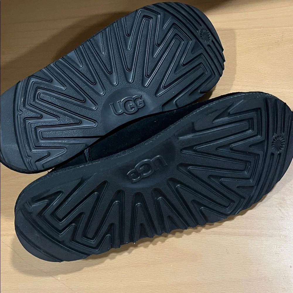 UGG 4 Youth‎ Kids Classic Slip On Black Suede Slippers
